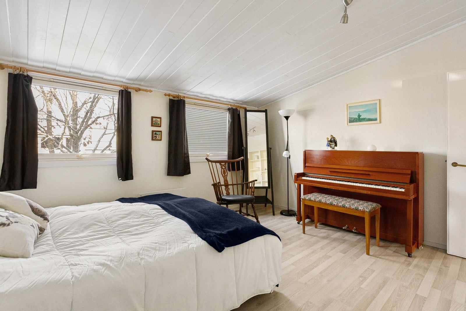 Soverommet har tidløse fargevalg på overflatene, og gulv er belagt med laminat. Galleribilde