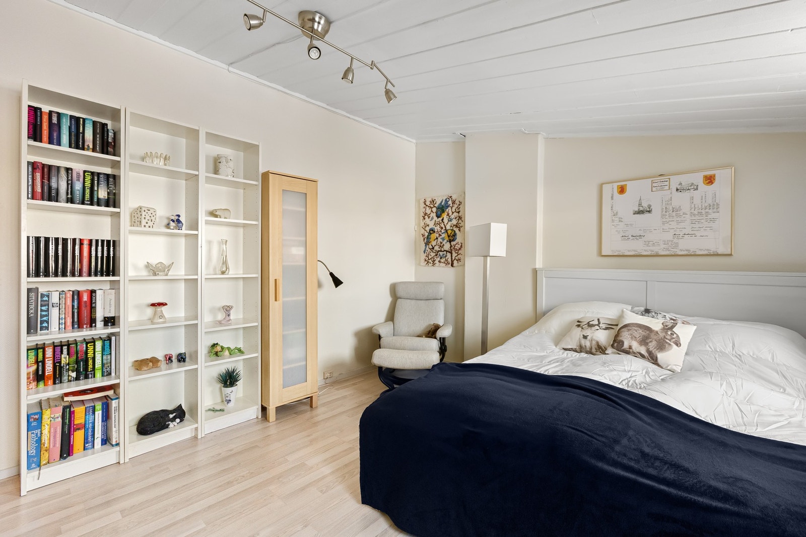 Soverommet har god plass til dobbeltseng, nattbord og garderobeløsning. Galleribilde