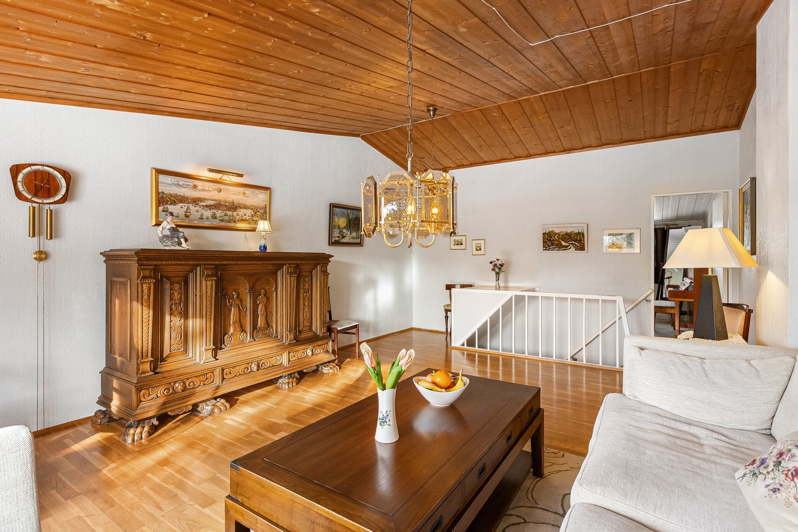 Gulvet i stuen er belagt med tostavs parkett. Galleribilde