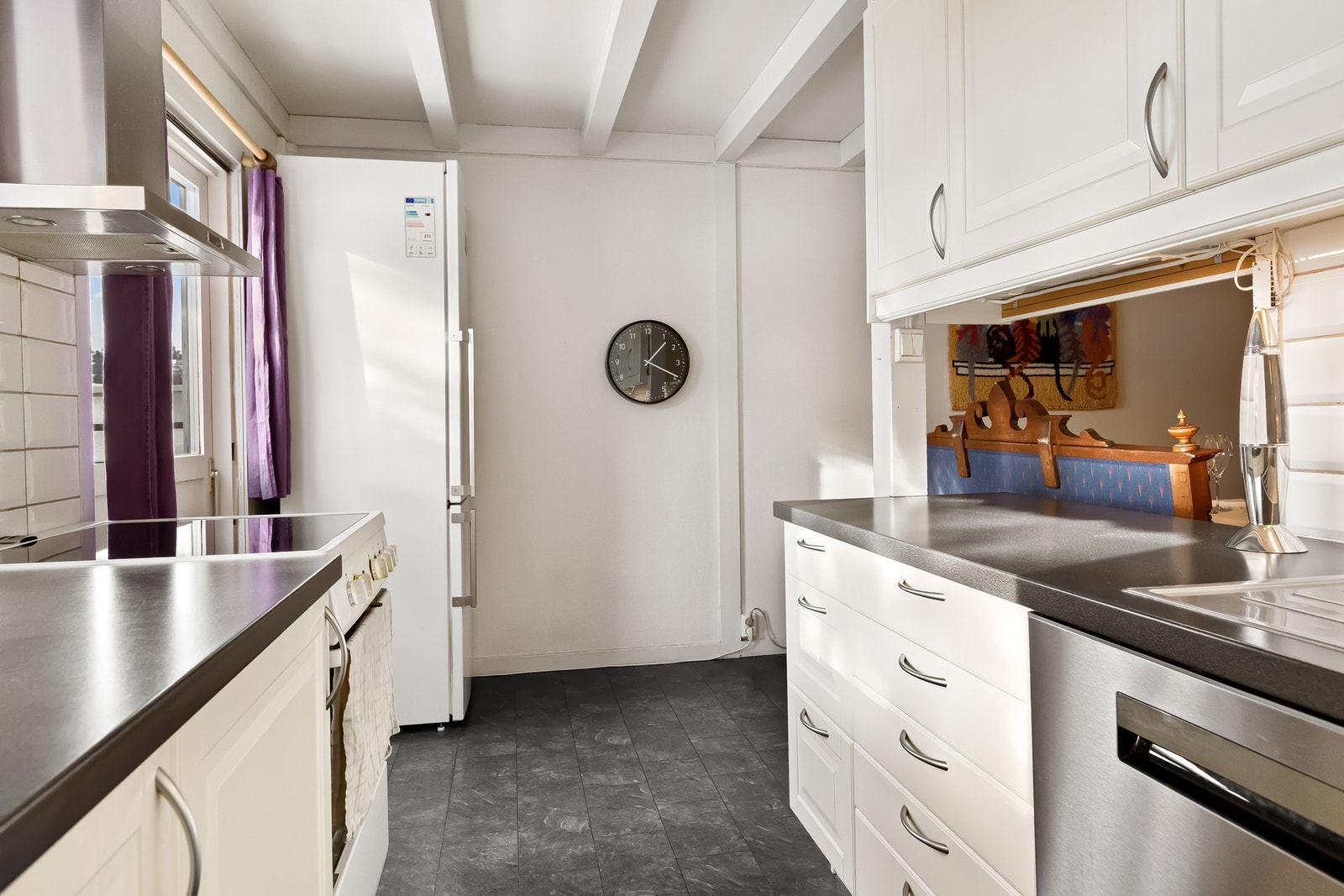 Innredningen er fra IKEA (2008) med profilerte fronter, laminat benkeplate og nedfelt kum i rustfritt stål. Galleribilde