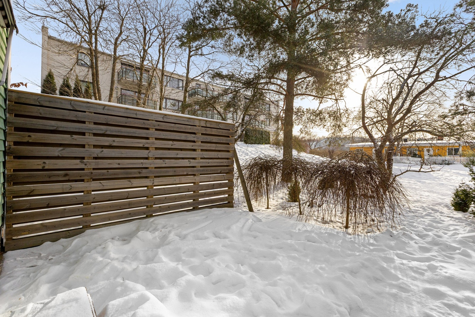 Terrassen er sydvendt og grenser mot flotte, barnevennlige fellesarealer med gressplen. Galleribilde