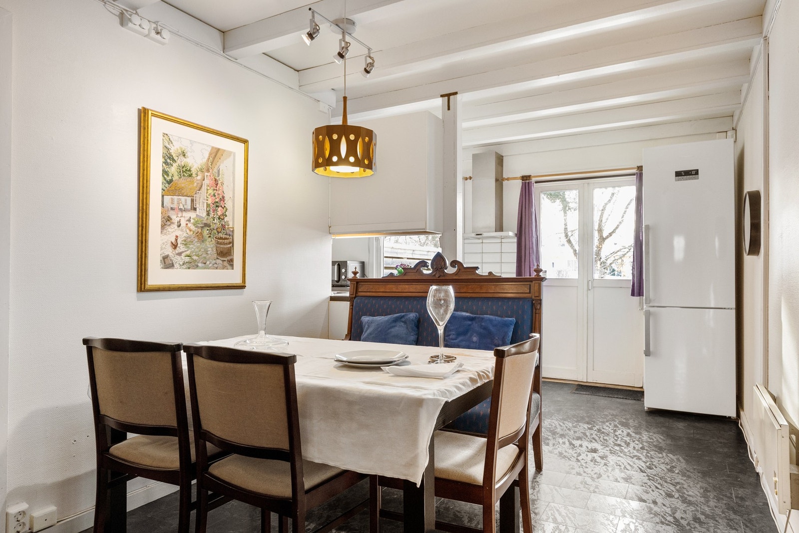 Det er plass til spisegruppe på kjøkkenet, noe som gir rom for en hyggelig spiseplass i tilknytning til matlagingen. Galleribilde