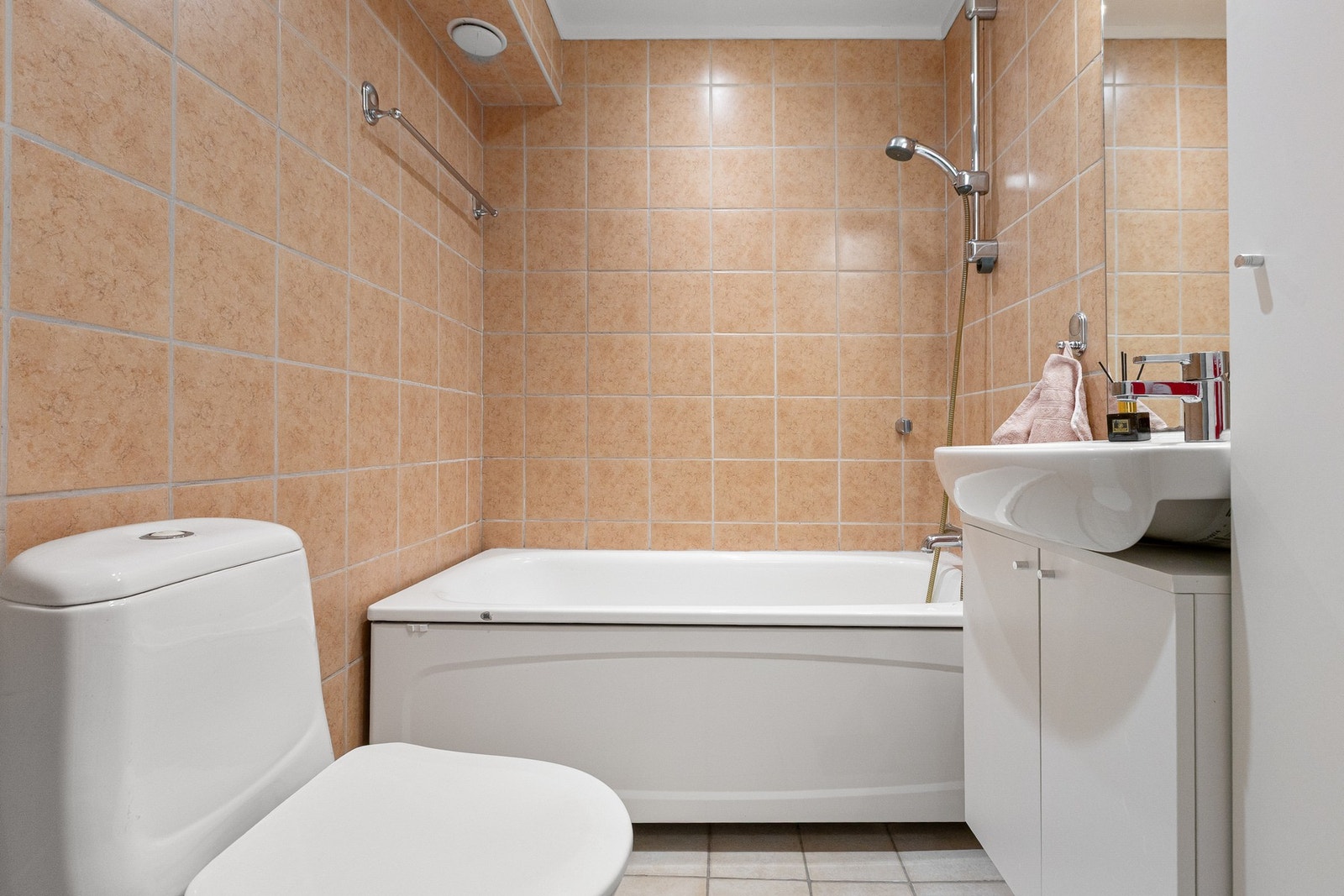 Badet i første etasje ble ifølge eier pusset opp i 2004 med nytt sluk, fukttett sjikt i våtsoner, fliser, røropplegg, elektrisk anlegg og sanitærinstallasjoner. Ny baderomsinnredning ble montert i 2026. Galleribilde