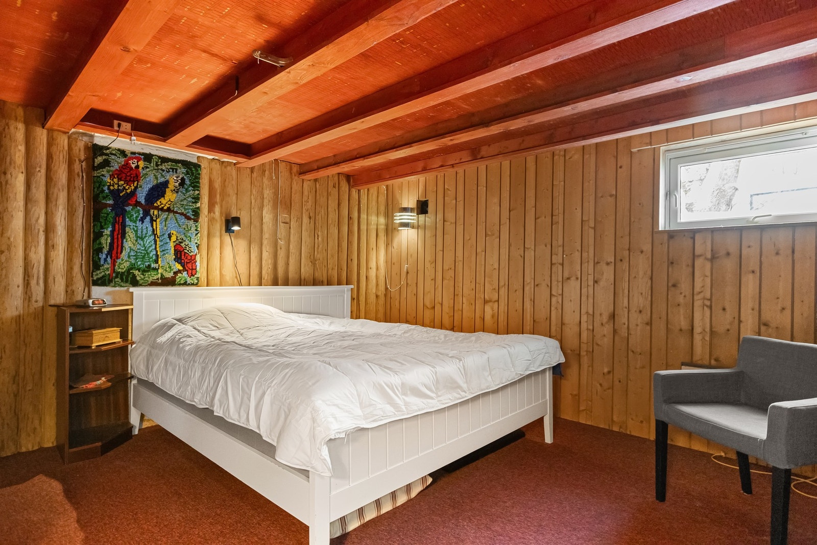 Kjelleretasjen har et innredet rom som i dag brukes som kjellerstue. Galleribilde