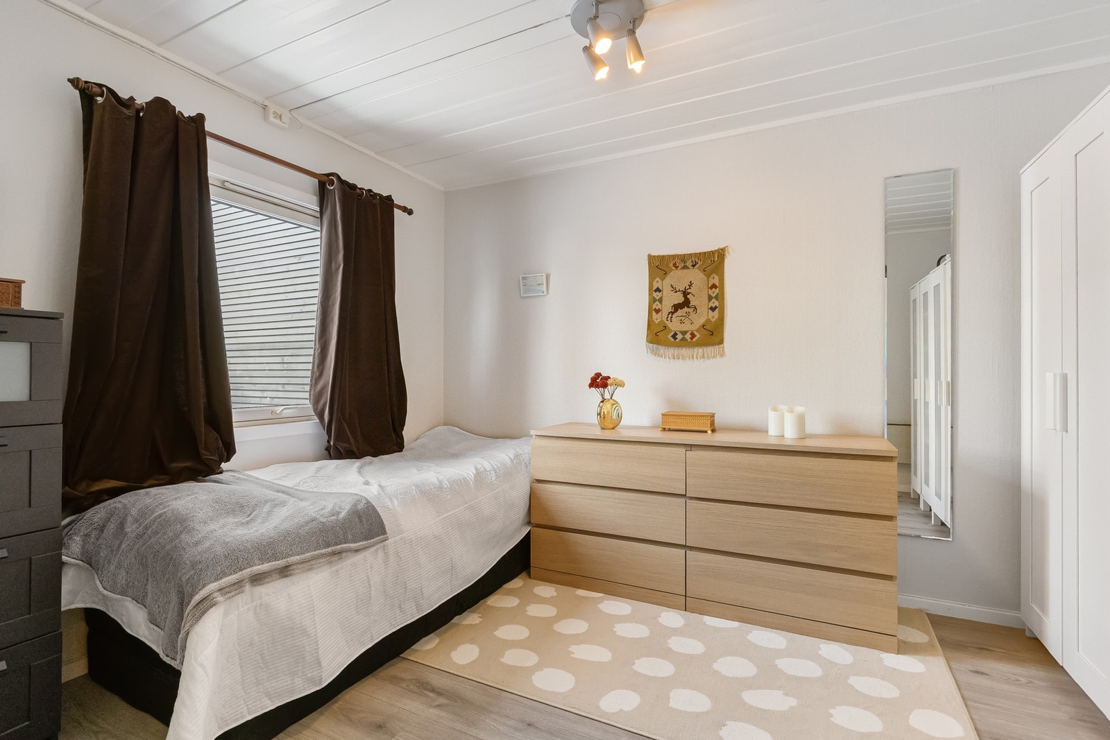 Etasjen inneholder ett soverom av god størrelse med plass til seng, garderobe og annet ønsket møblement. Galleribilde