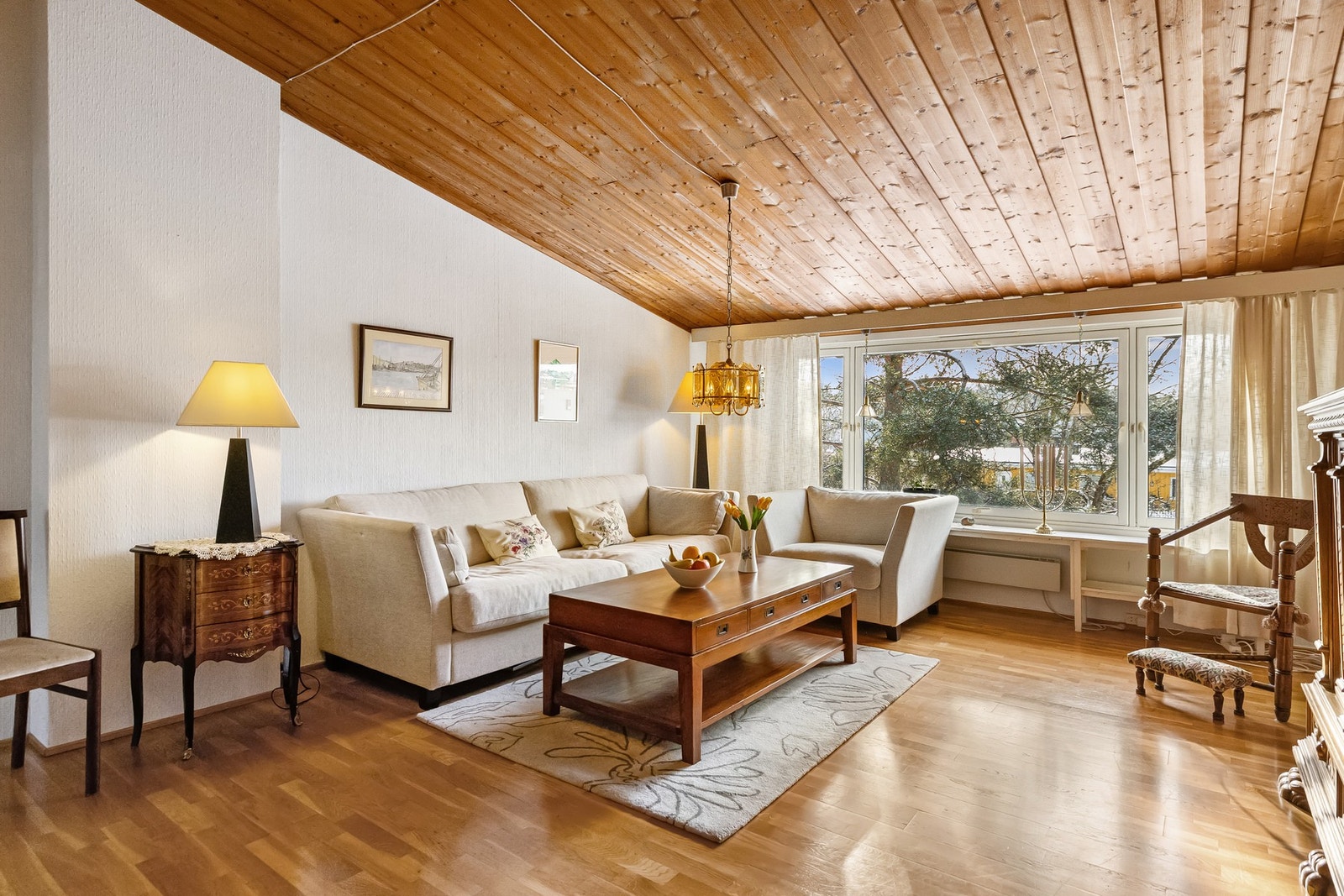 Store vindusflater slipper inn godt med naturlig lys. Galleribilde