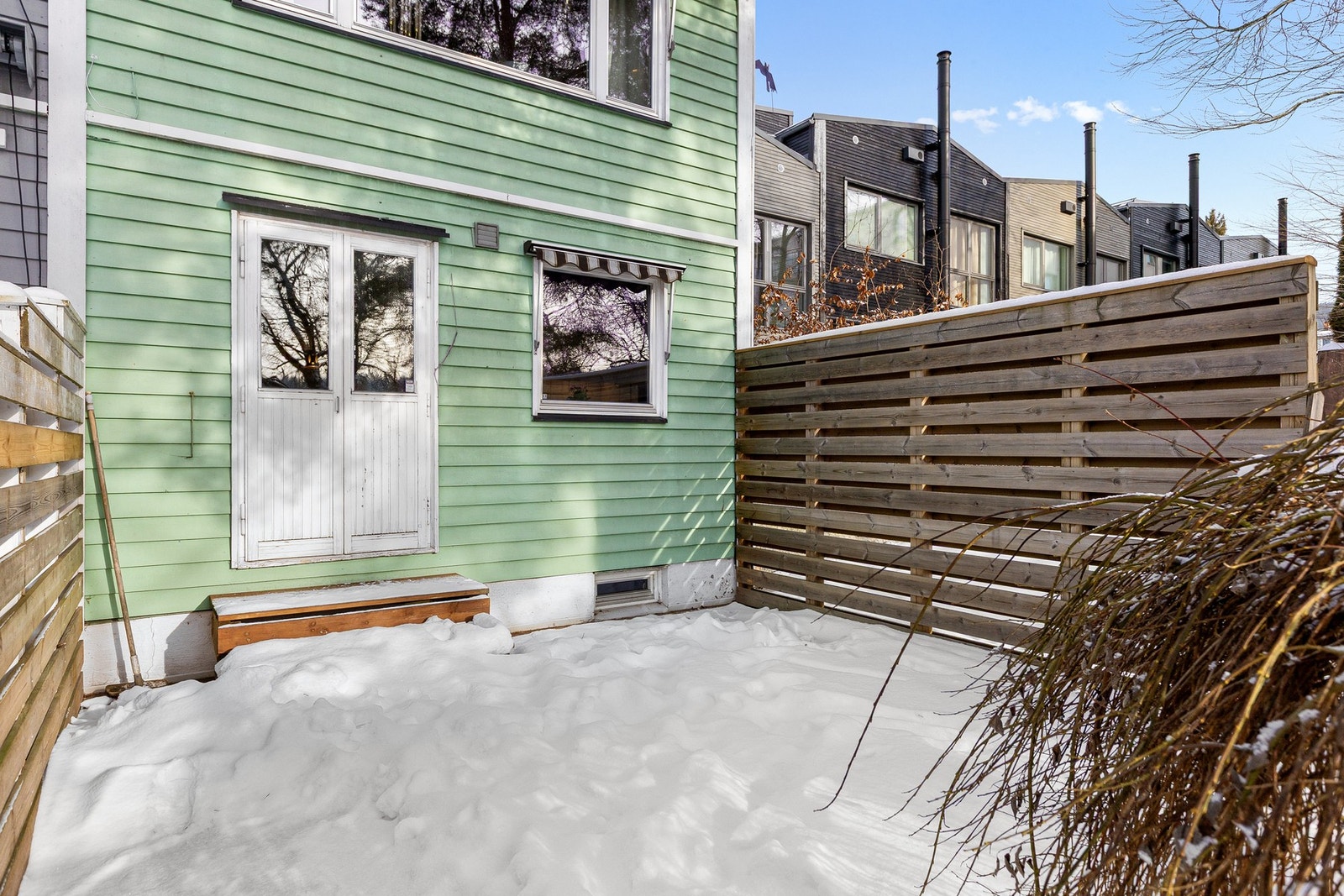 Terrasseplatting i trekonstruksjon på ca. 16 kvm med adkomst fra kjøkkenet. Galleribilde