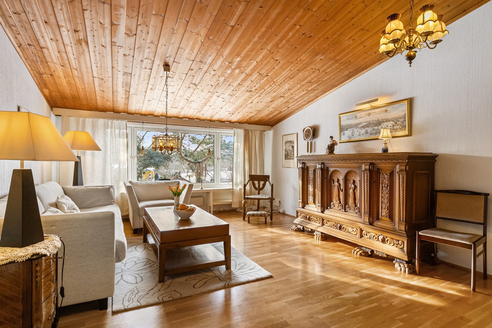 Boligen går over tre etasjer og har en funksjonell og familievennlig planløsning Galleribilde