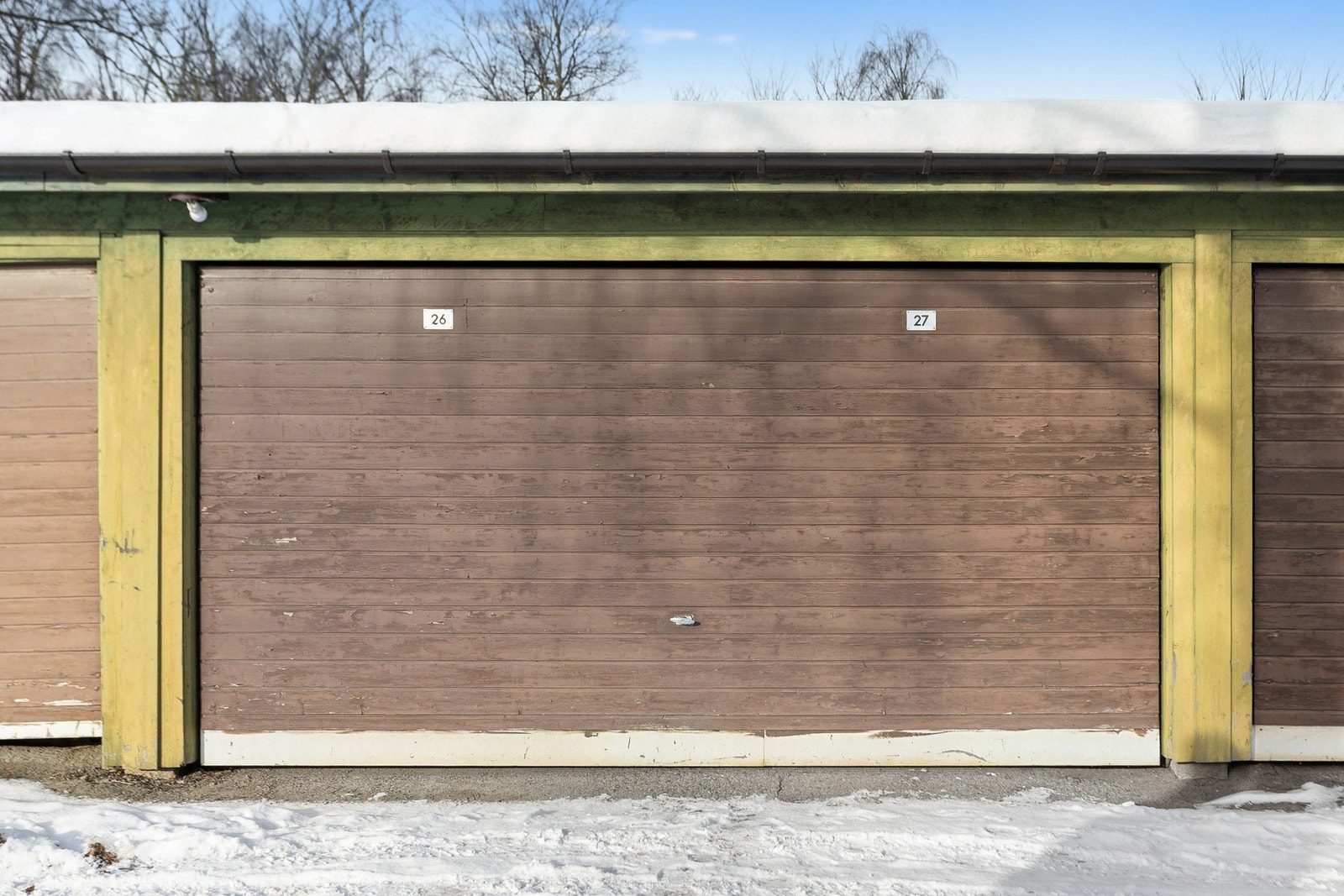 Boligen disponerer parkeringsplass nr. 27 i felles garasjerekke. Galleribilde