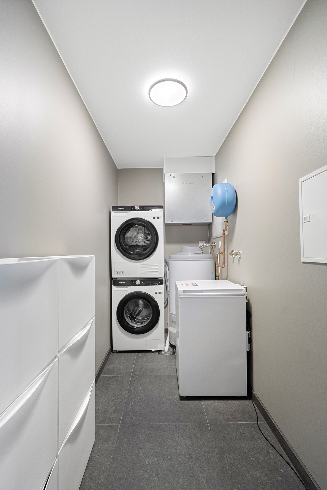 Vaskerommet er praktisk og funksjonelt, klargjort for utslagsvask og med opplegg for vaskemaskin. Galleribilde