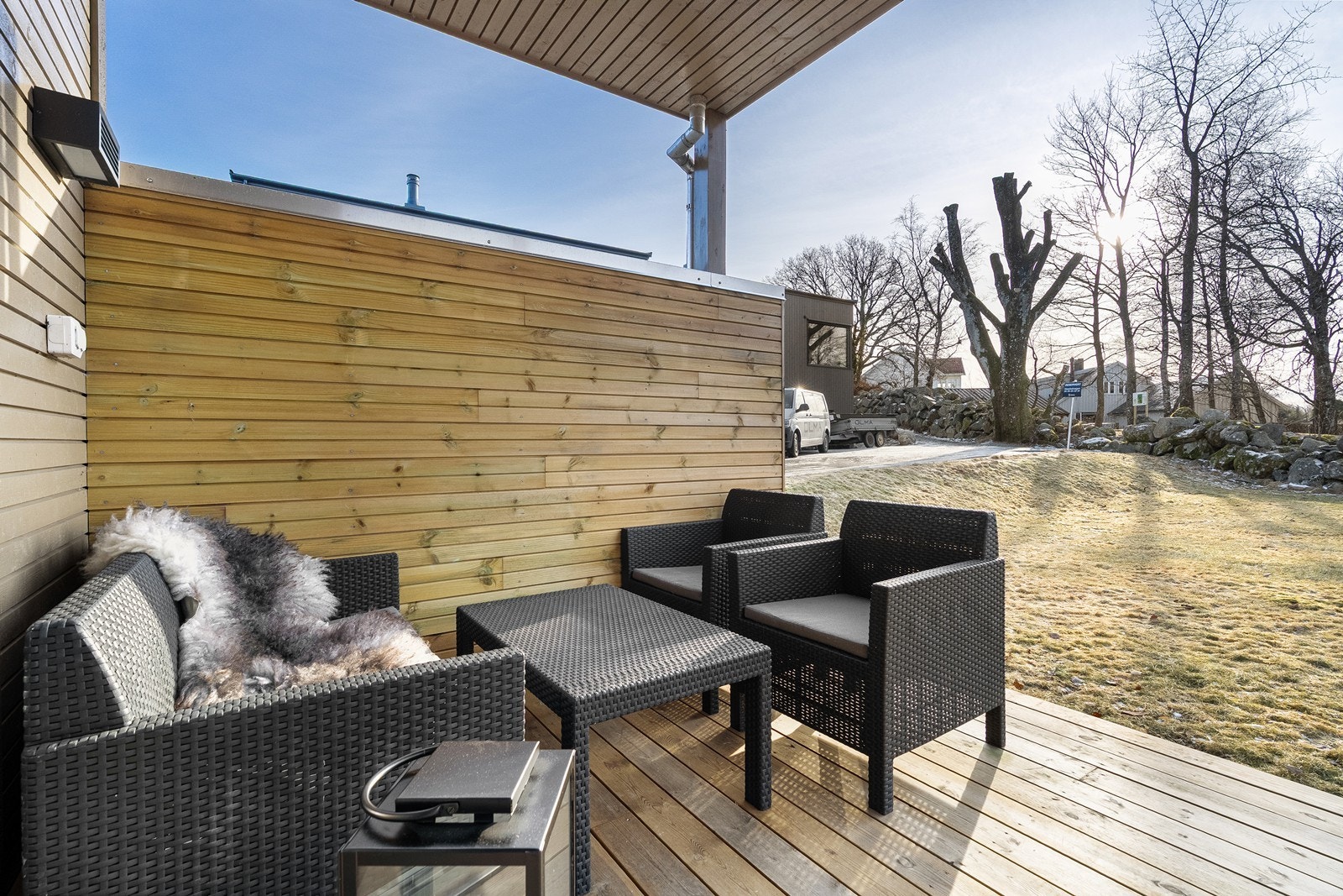 Terrassen har delvis overbygg og god plass til utemøbler, og er et perfekt sted å nyte solrike dager og hyggelige stunder ute. Galleribilde