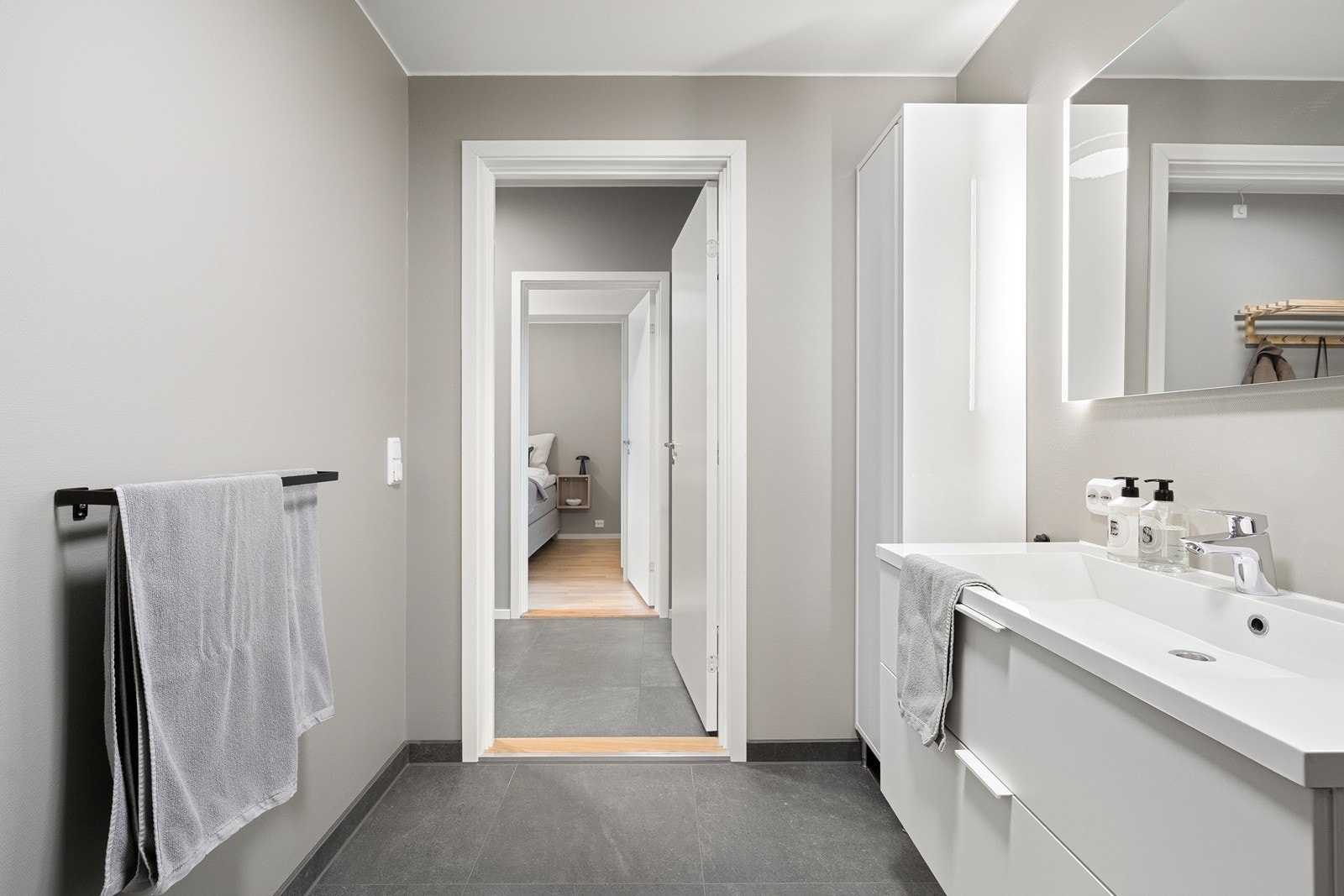 Rommet har praktisk innredning med nedfelt servant, veggmontert toalett, dusjhjørne med glassvegger og høyskap for god oppbevaringsplass. Galleribilde