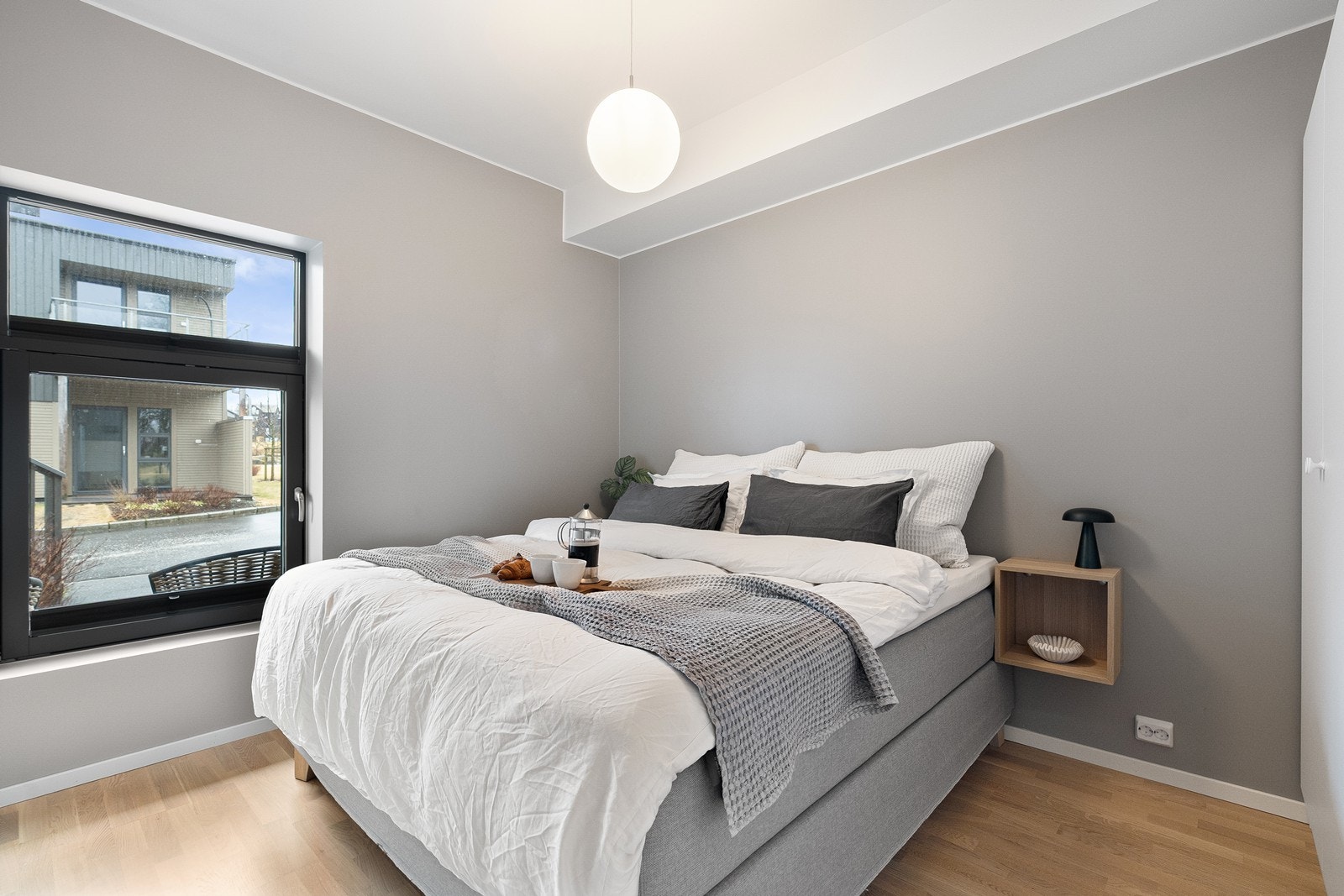 Hovedsoverommet er lyst og innbydende, med god plass til stor seng og garderobeskap, og gir en komfortabel og praktisk soveplass. Galleribilde