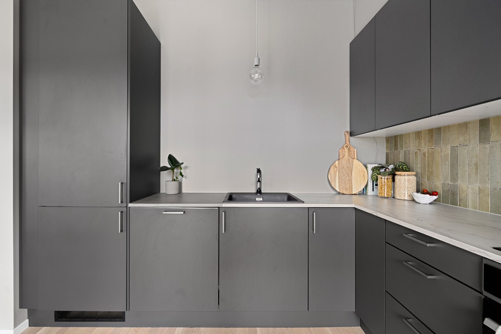 Kjøkkenet er utstyrt med flott Norema-innredning og integrerte hvitevarer, som kombinerer funksjonalitet med stilrent design. Galleribilde