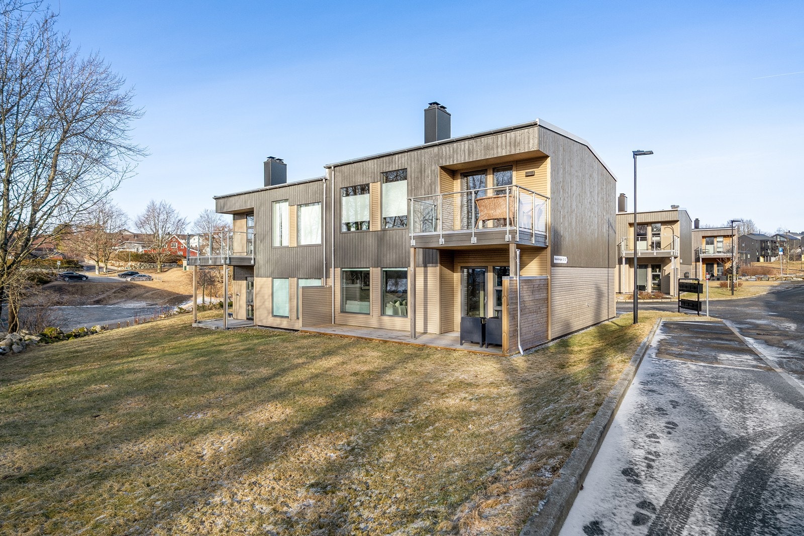 Felles eiertomt for sameiet med pent opparbeidede fellesarealer. Her finnes gressplener, variert beplantning samt asfalterte internveier og parkeringsarealer som gjør uteområdet ryddig og oversiktlig. Galleribilde