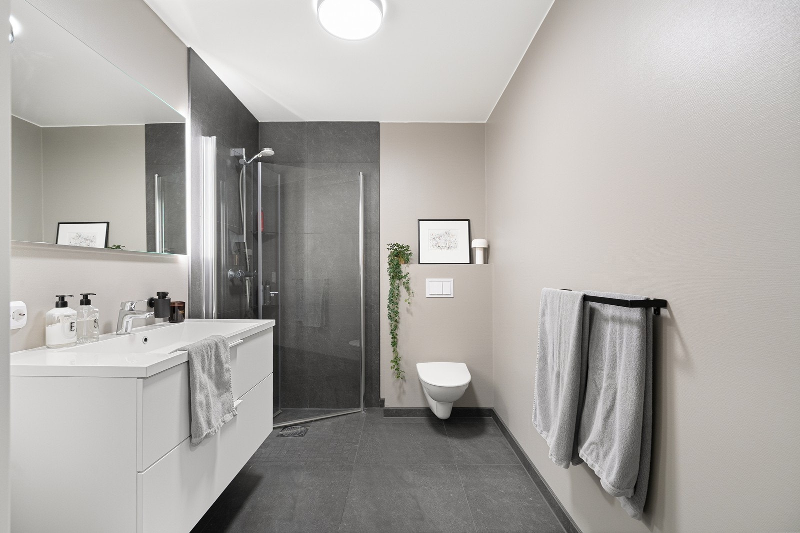 Badet er smakfullt, elegant og stilrent. Galleribilde