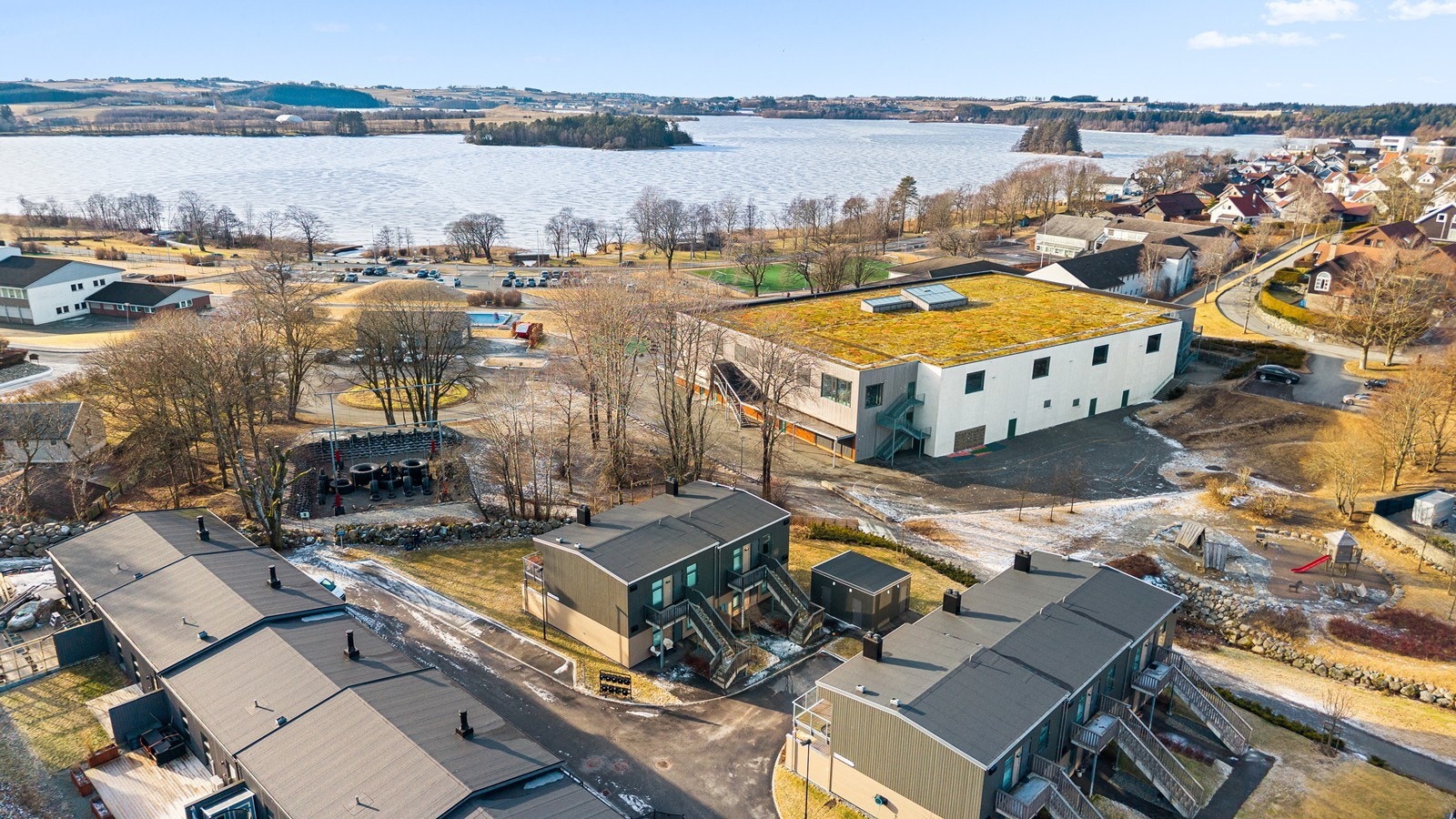 Beliggenheten kan tilby naturskjønne omgivelser med kort avstand til flotte turområder rundt Stemmen, Frøylandsparken og Frøylandsvannet med bruen, Midgardsormen, over til Njåskogen. Galleribilde
