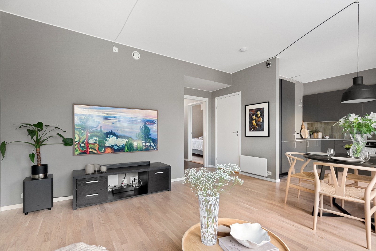 Leiligheten er lys og lekker, med en åpen løsning mellom stue og kjøkken som skaper en luftig og sosial atmosfære. Galleribilde