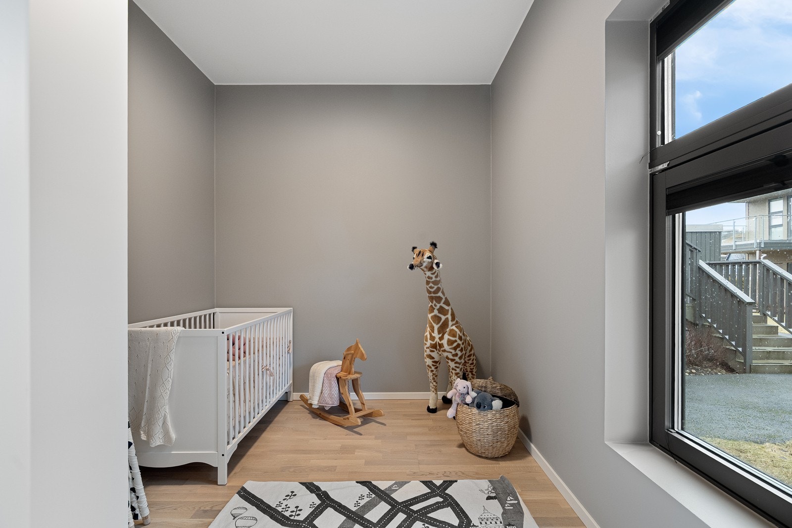 Soverom 2 kan brukes som barnerom, gjesterom, kontor eller hobbyrom, og gir fleksibilitet etter behov. Galleribilde