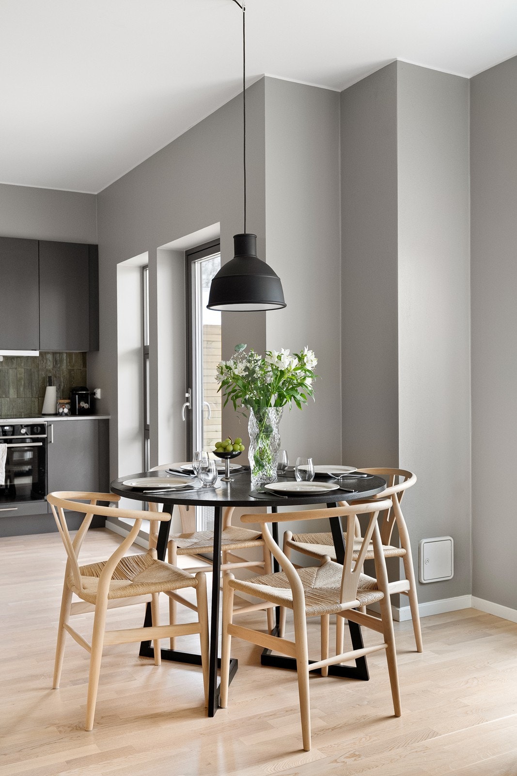 Spisebord mellom kjøkken og stueområdet, som skaper en naturlig og sosial overgang mellom matlaging og opphold. Galleribilde