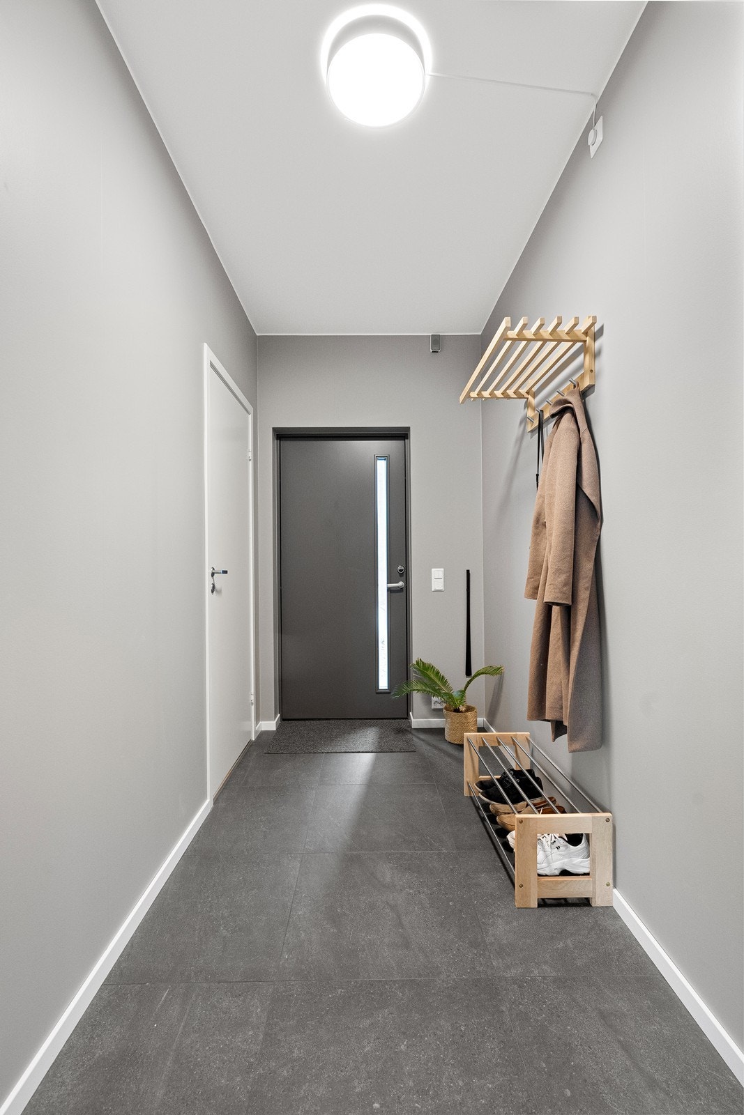 Velkommen inn! Lys og innbydende entré med plass til å henge fra seg yttertøy og sette fra seg sko. Galleribilde