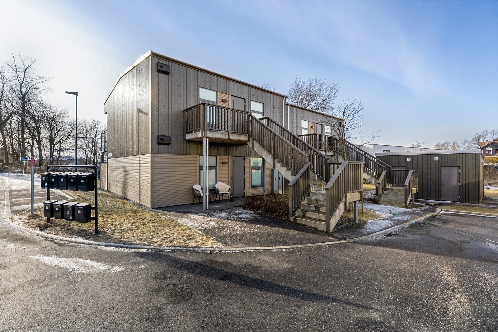 Familievennlig boligfelt. Tilhørende utvendig biloppstillingsplass på oppmerket område, samt gjesteparkeringer. Galleribilde