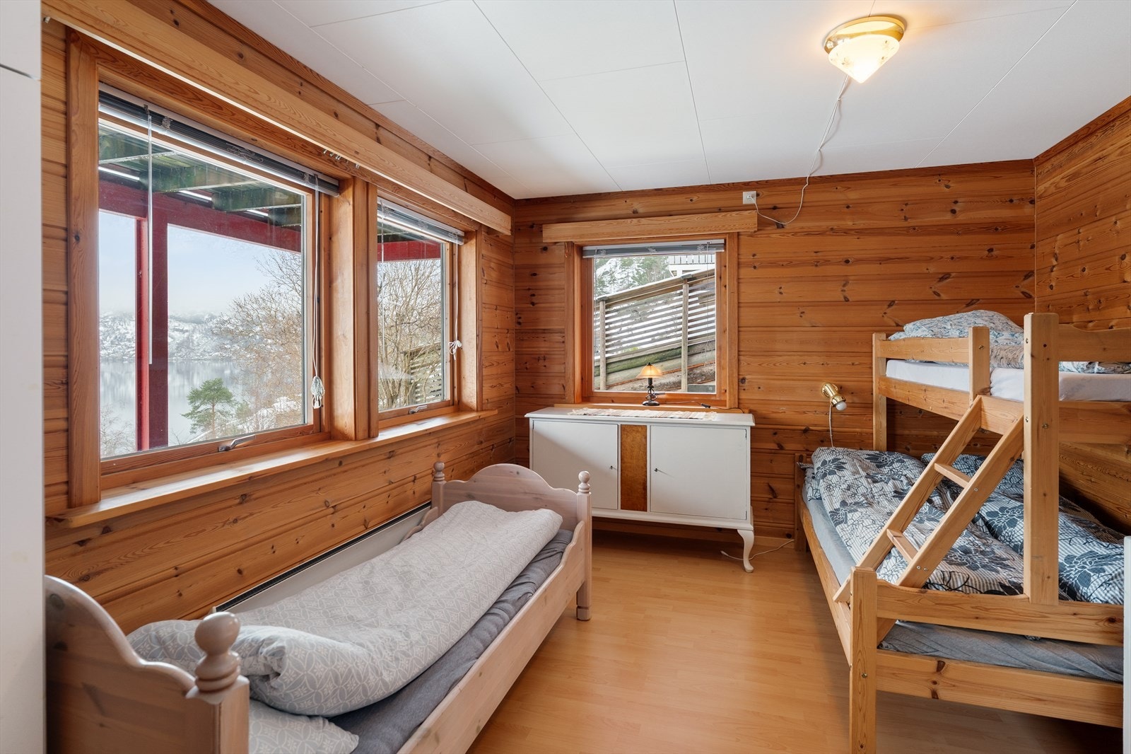 Rom som blir brukt som soverom i kjeller. Galleribilde