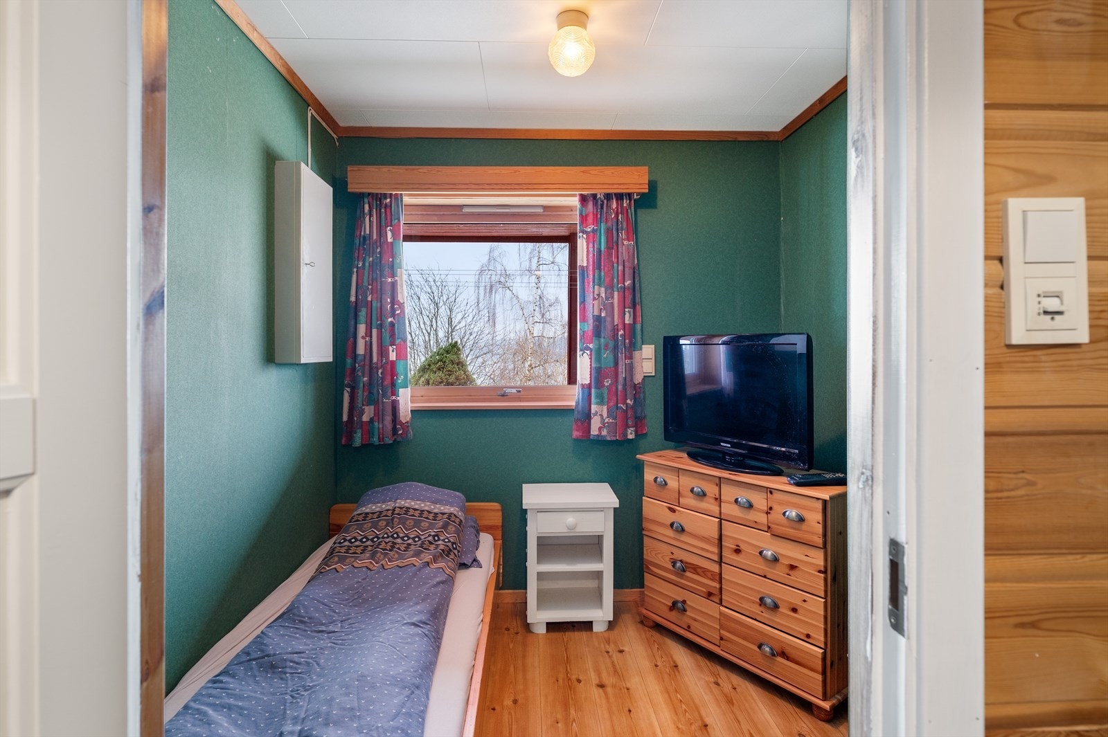 Rom som blir brukt som soverom i kjeller. Galleribilde