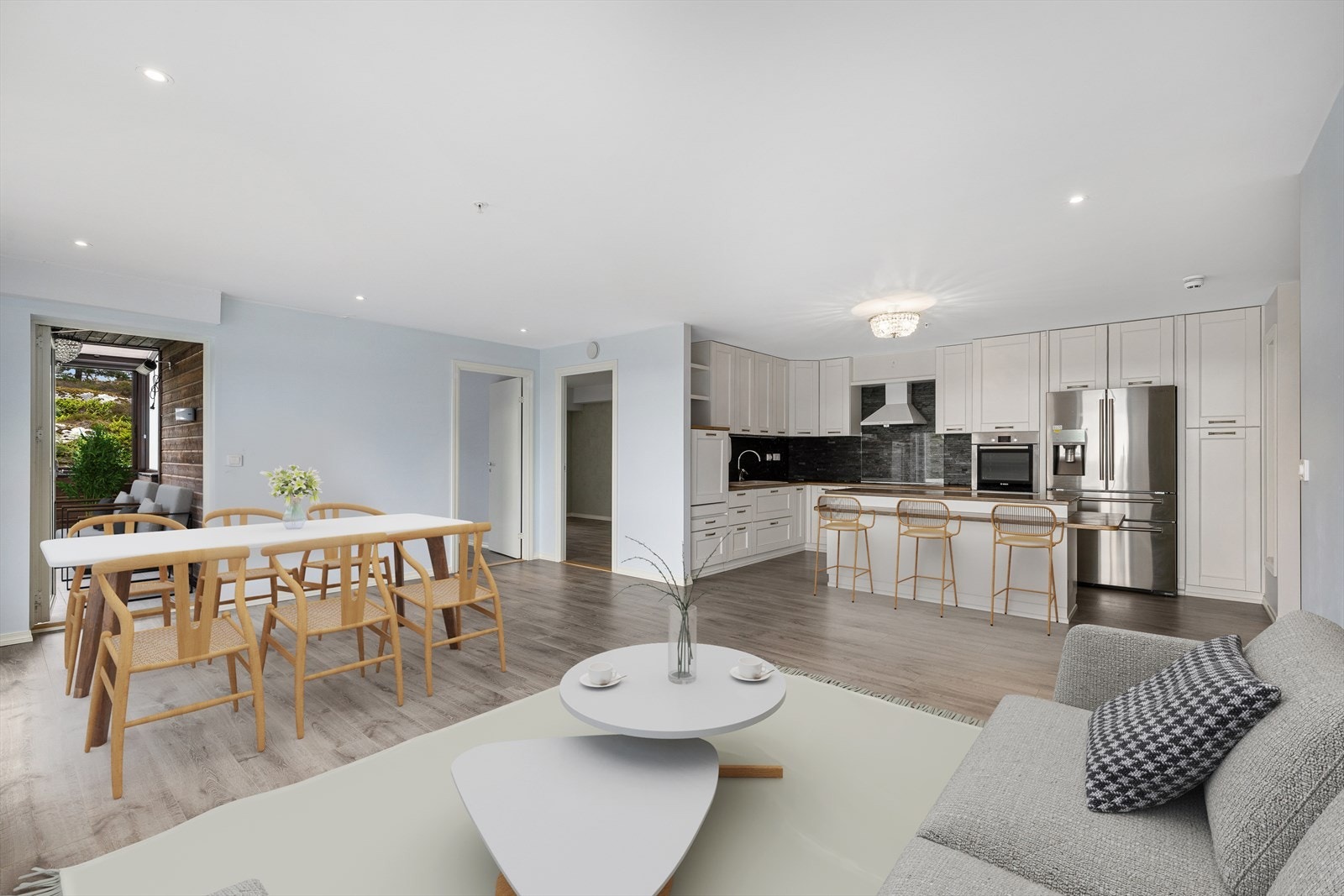 Romslig og lys stue med åpen løsning til kjøkkenet gir en god romfølelse og en sosial sone hvor familie og venner kan samles. Galleribilde