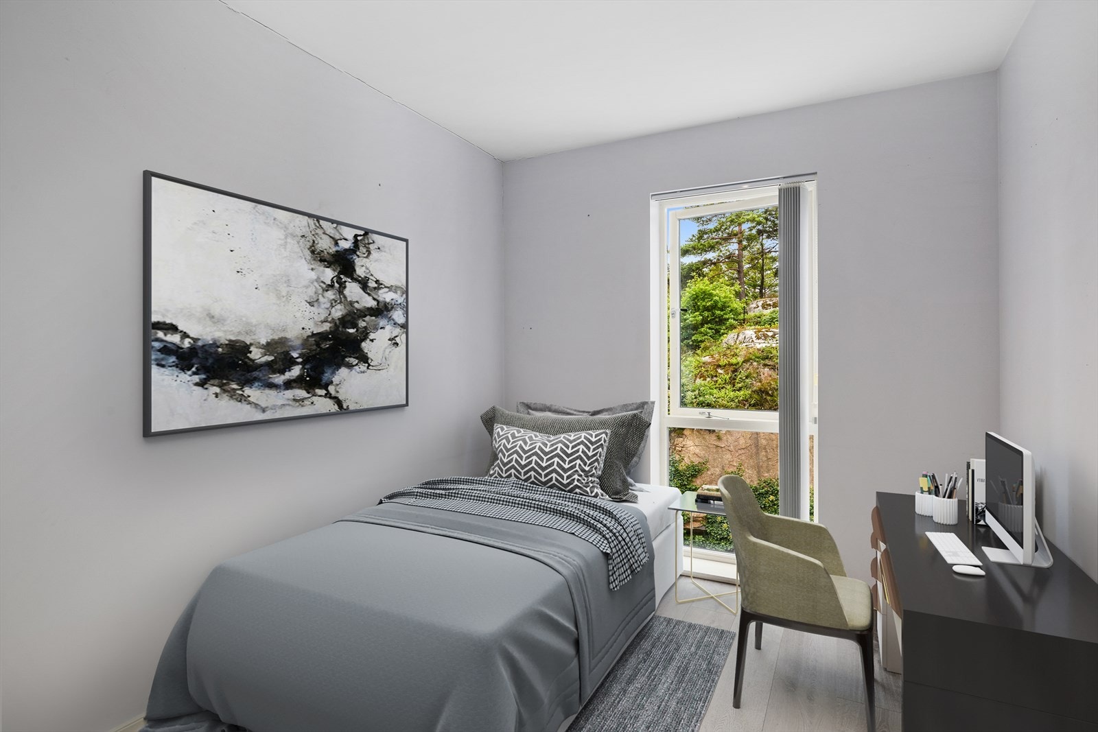 Det tredje soverommet brukes i dag som både hjemmekontor og gjesterom. Rommet har plass til både skrivebord og soveplass, og fungerer utmerket for deg som jobber hjemmefra eller ønsker et ekstra rom til overnattingsgjester. Galleribilde