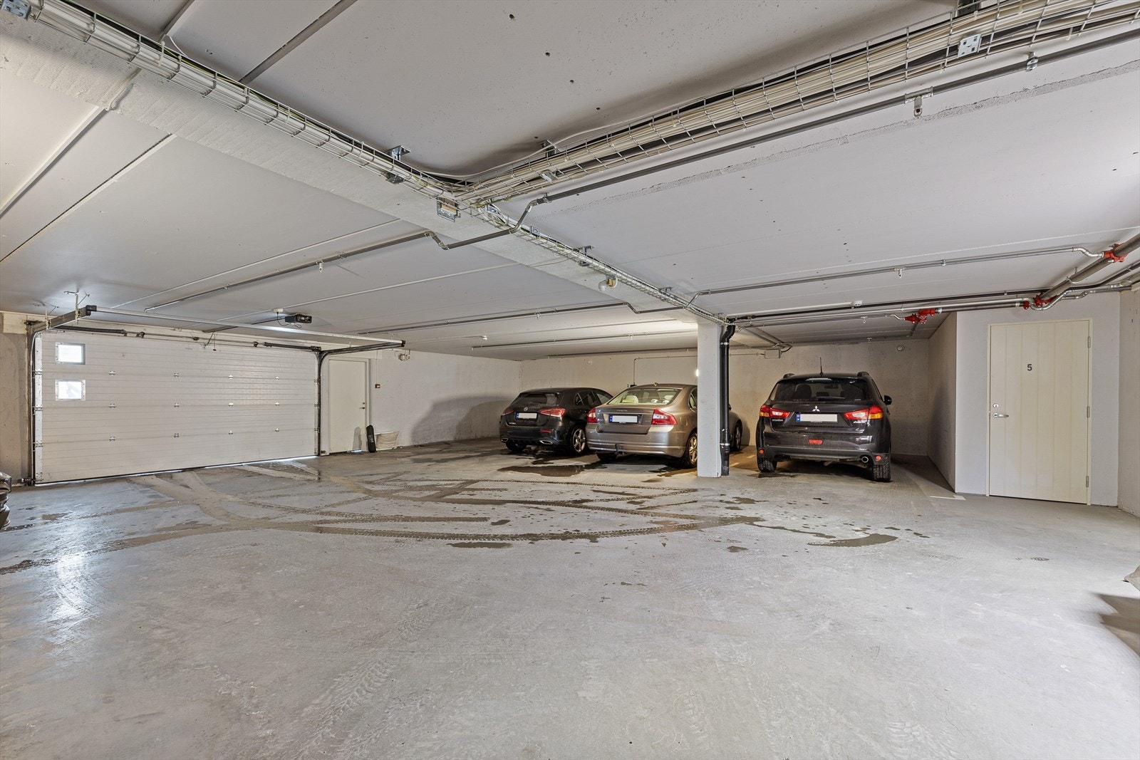 Det medfølger en garasjeplass i felles anlegg - en praktisk og trygg løsning for parkering med enkel adkomst til bygget. Galleribilde