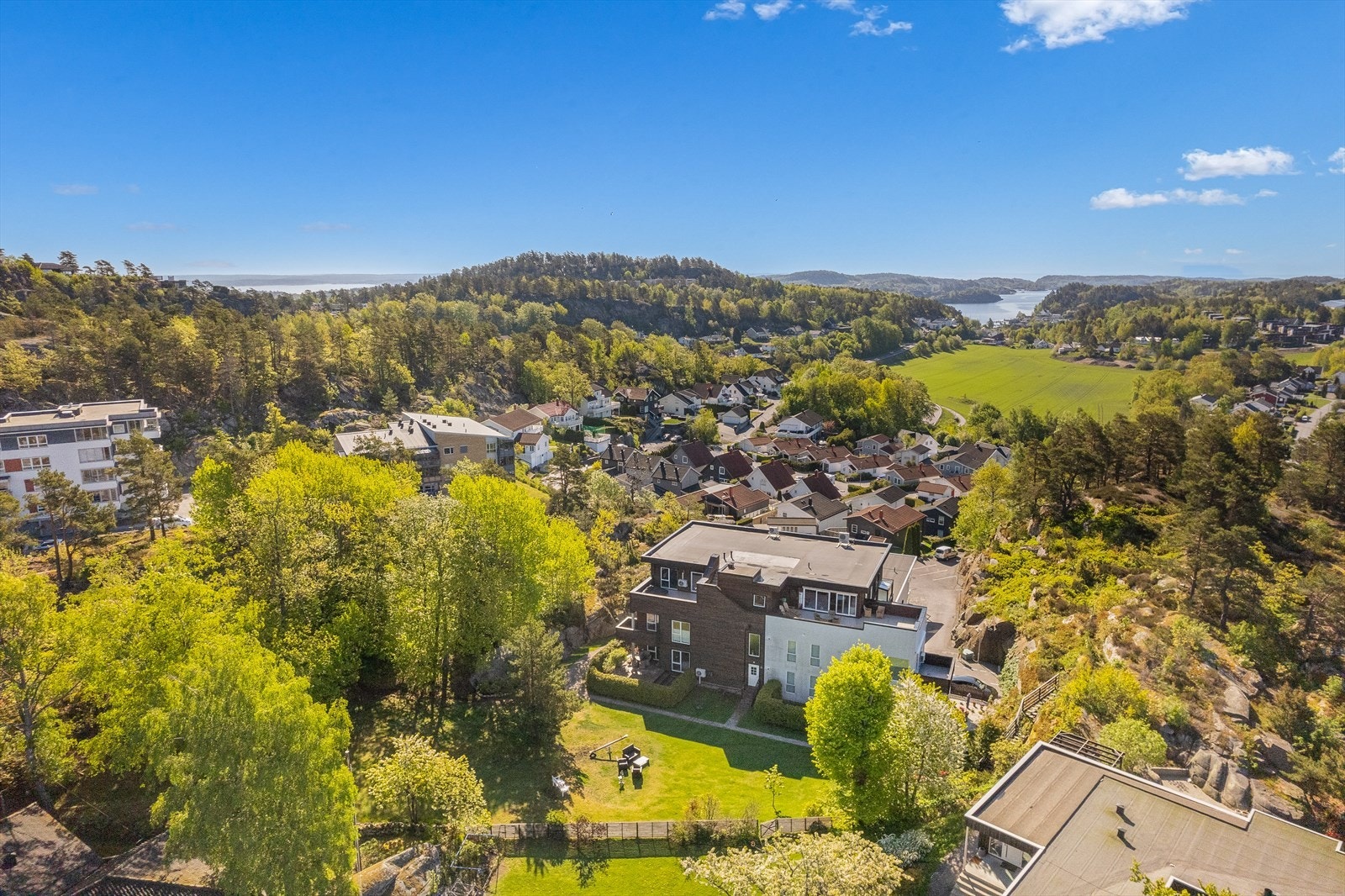 Her får du en sjelden kombinasjon av rolig, naturnær beliggenhet og enkel tilgang til by og kommunikasjoner - ideelt for både barnefamilier og pendlere. Galleribilde