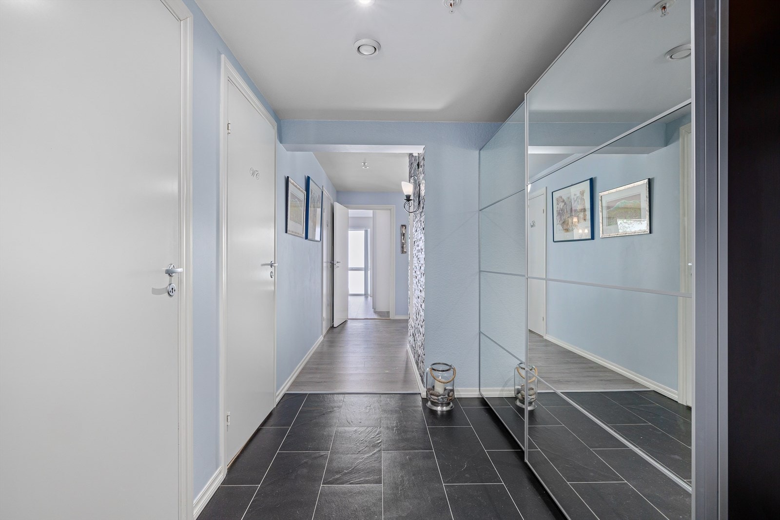 Lekker entré med stilren skyvedørsgarderobe som gir både et ryddig inntrykk og praktisk oppbevaring. Galleribilde