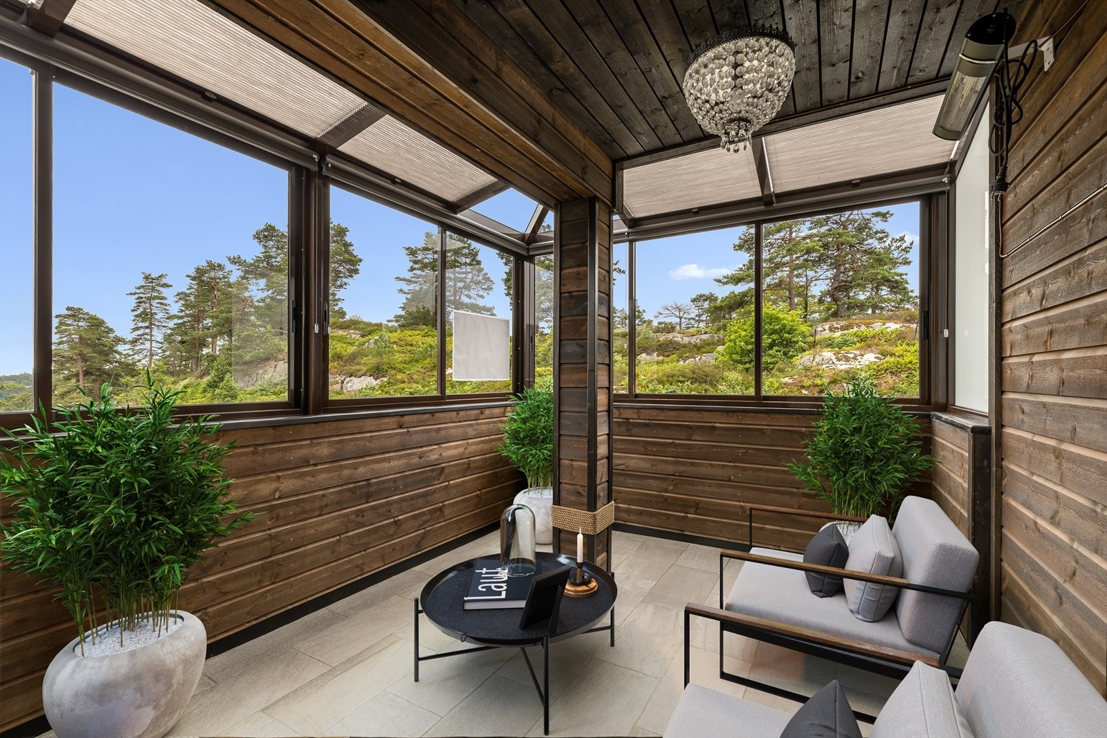 Den innglassede balkongen er både lekker og praktisk - her får du en forlengelse av stuen som kan brukes store deler av året. Galleribilde