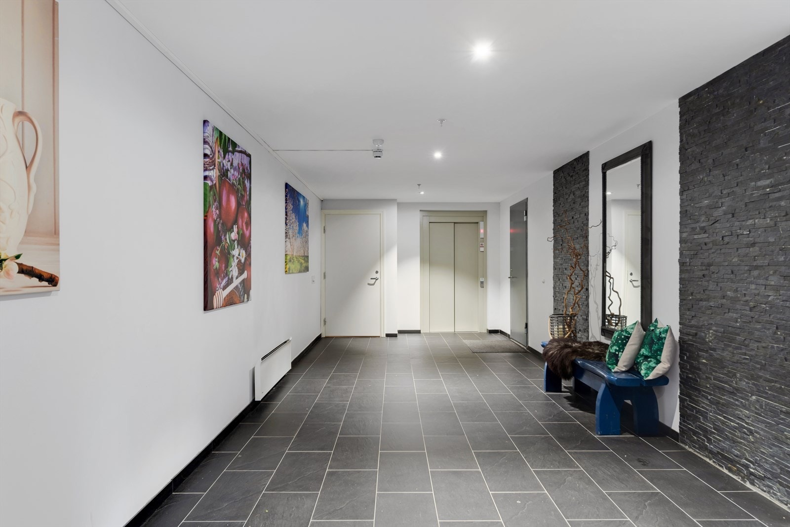 Fellesarealene fremstår som lyse, fine og delikate, med gjennomført stil og gode materialvalg som gir et moderne og velholdt preg. Galleribilde