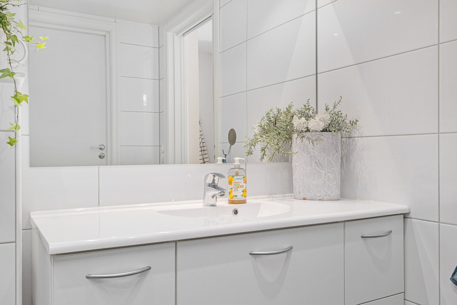 Stor og praktisk vaskeservant med romslig underskap gir både god lagringsplass og et ryddig uttrykk på baderommet. Galleribilde