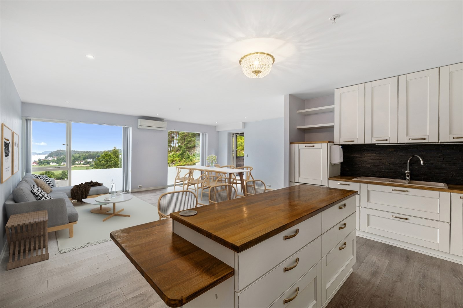 Fra kjøkkenet har du en flott utsikt som gir en ekstra dimensjon til matlagingen. Her kan du nyte vakre omgivelser mens du står ved kjøkkenøya. Galleribilde