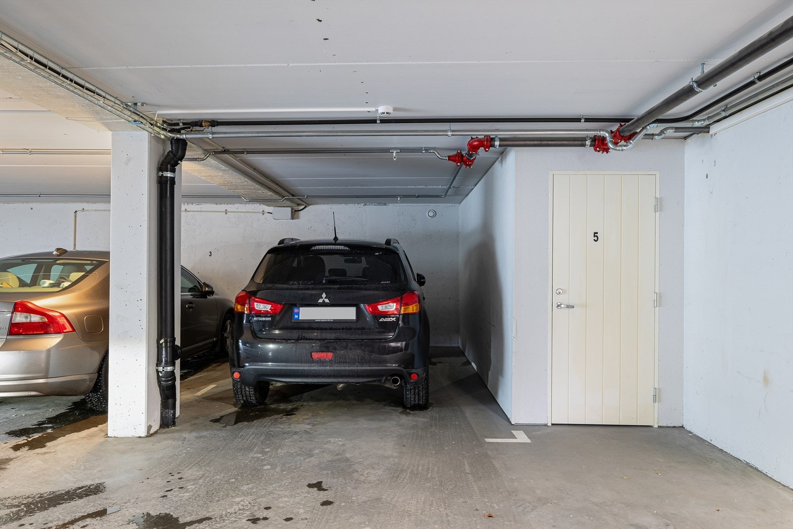 Garasjeplassen har enkel adkomst via heis eller trapp opp til leiligheten, og gir god tilgjengelighet både med og uten bil. Det er også lagt opp strøm for eventuell installasjon av elbillader, noe som gir fleksibilitet for fremtidige behov. Galleribilde