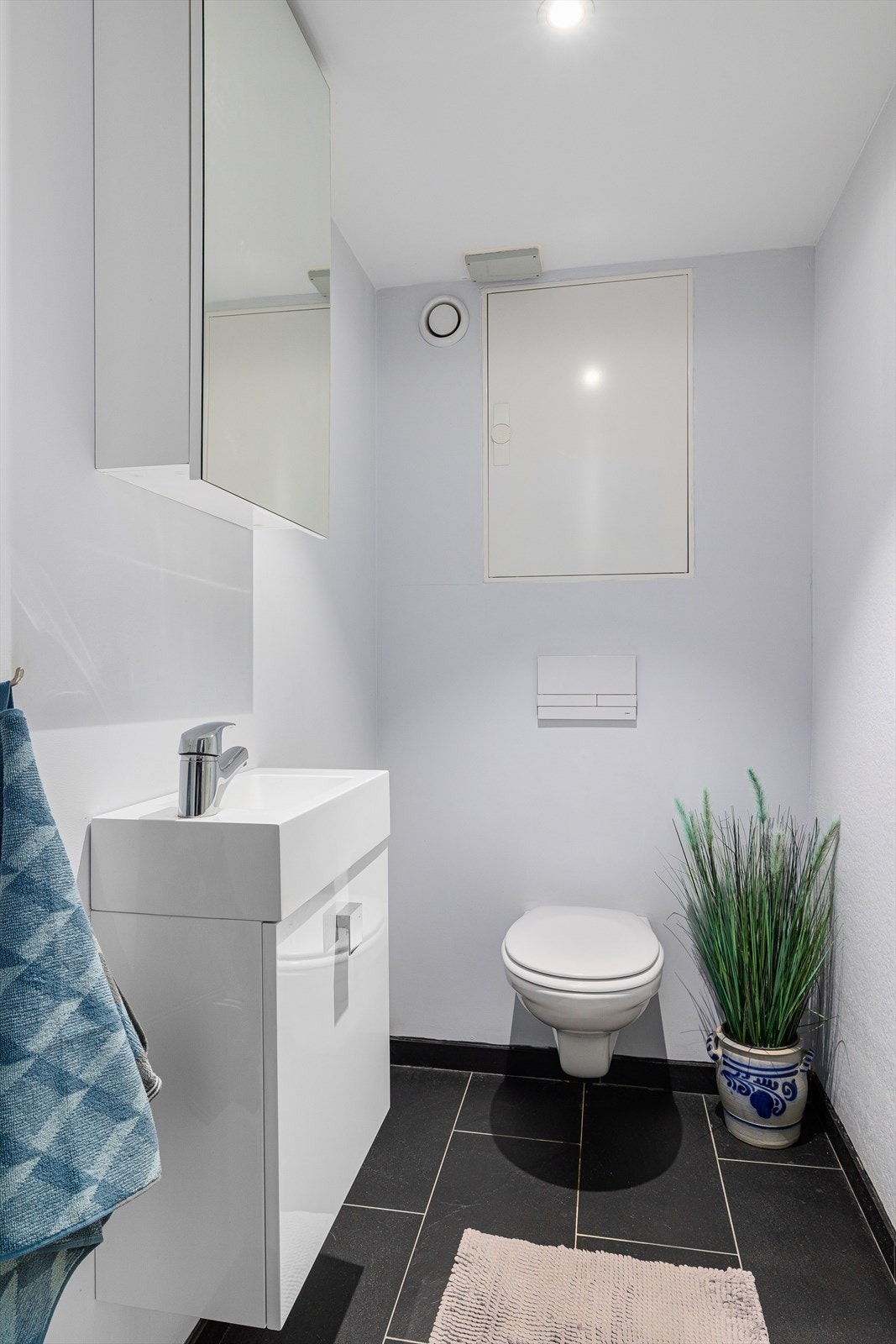 Toalettrom har flis på gulv og malte vegger og tak m/downlight. Innredet med møbel m/servant, speilskap og vegghengt klosett. Galleribilde