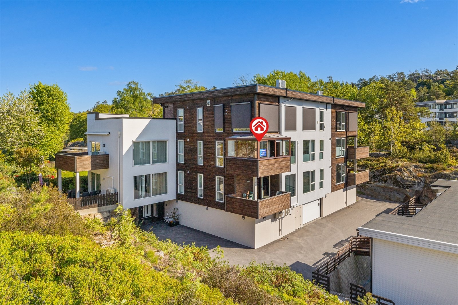 Romslig og innbydende endeleilighet med en flott og tilbaketrukket beliggenhet i vakre omgivelser. Galleribilde