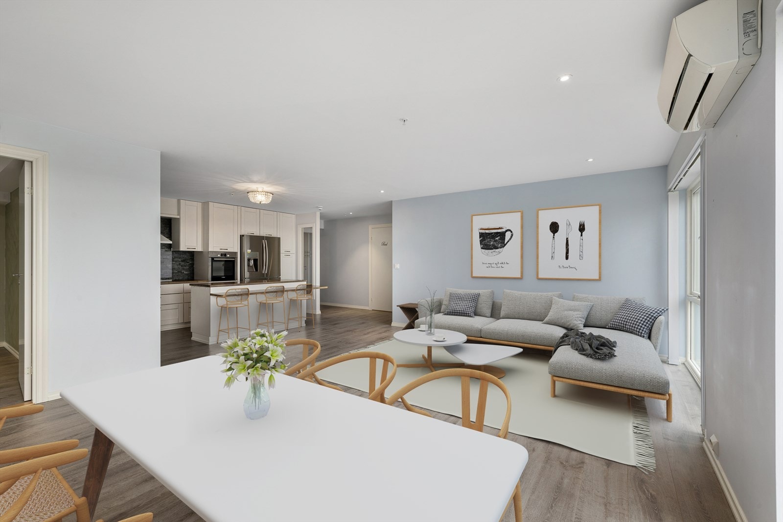 Stuen er smart inndelt i to soner som skaper en naturlig flyt i rommet - én koselig sone for avslapping med sofagruppe, og én for spiseplassen, perfekt for både hverdagsmåltider og hyggelige sammenkomster. Galleribilde