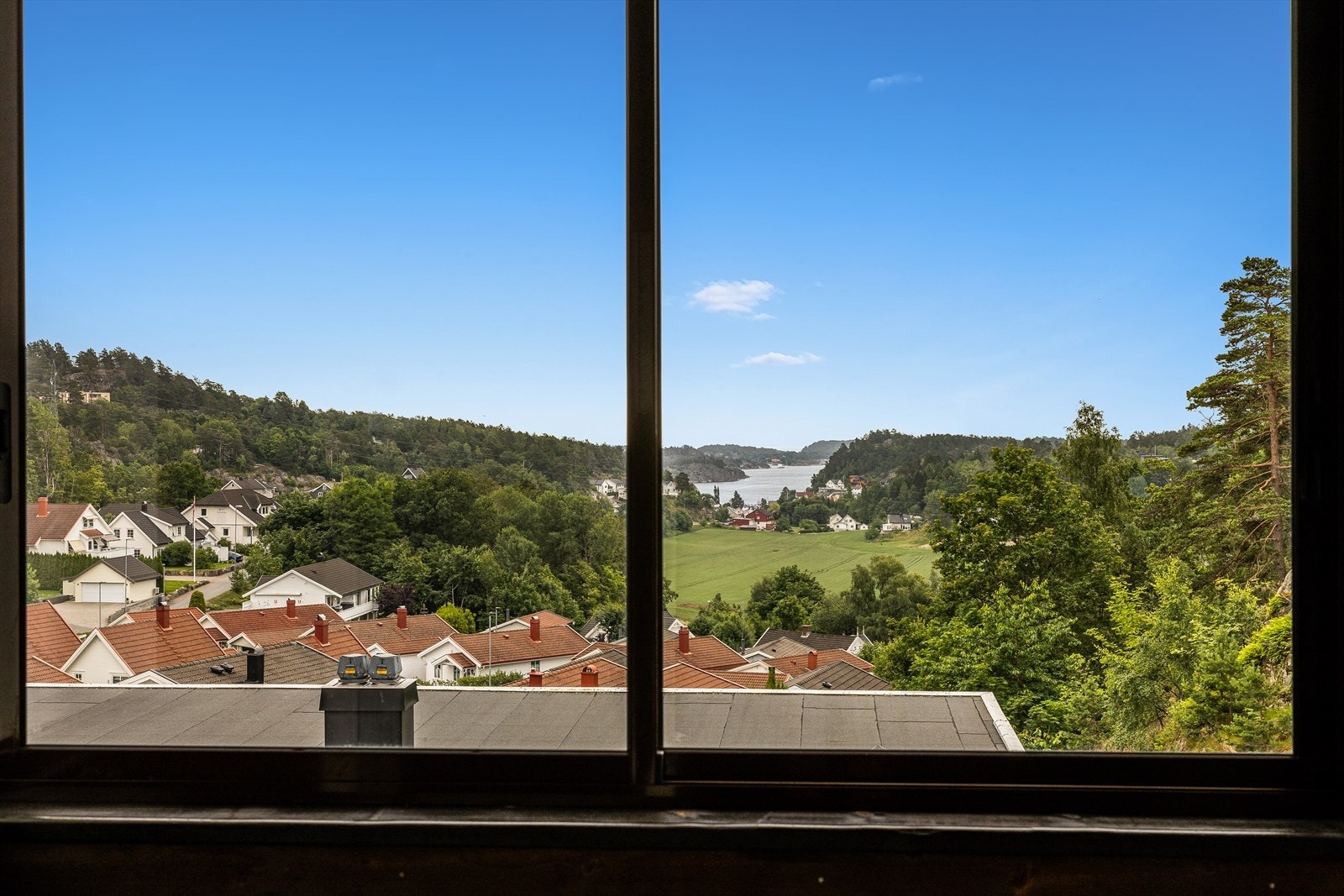 Balkongen har flislagt betongdekke og innslag av tre i vegger og tak, samt varmeovn og belysning for maksimal komfort. Galleribilde