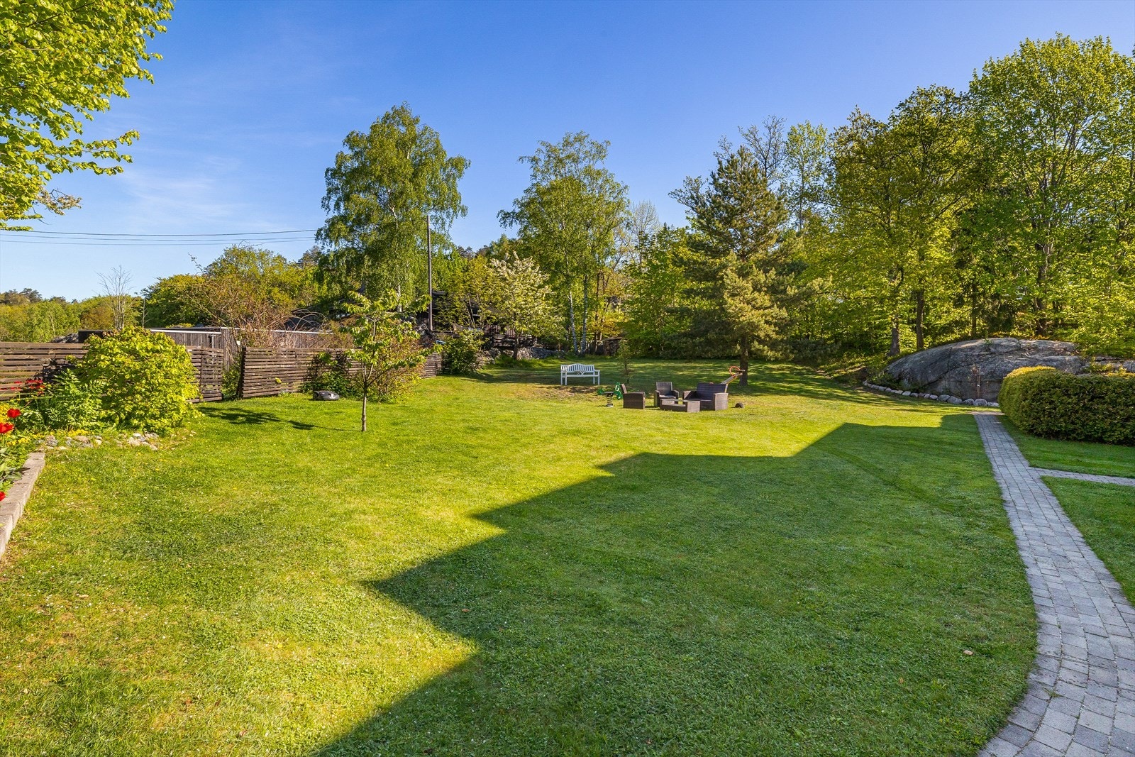 Området er godt vedlikeholdt og bidrar til en gjennomført og tiltalende helhetsfølelse. Galleribilde