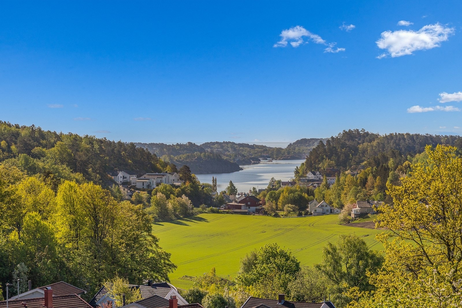 Med fin utsikt og svært gode solforhold er dette et perfekt sted å nyte morgenkaffen eller avslutte dagen i rolige omgivelser. Galleribilde