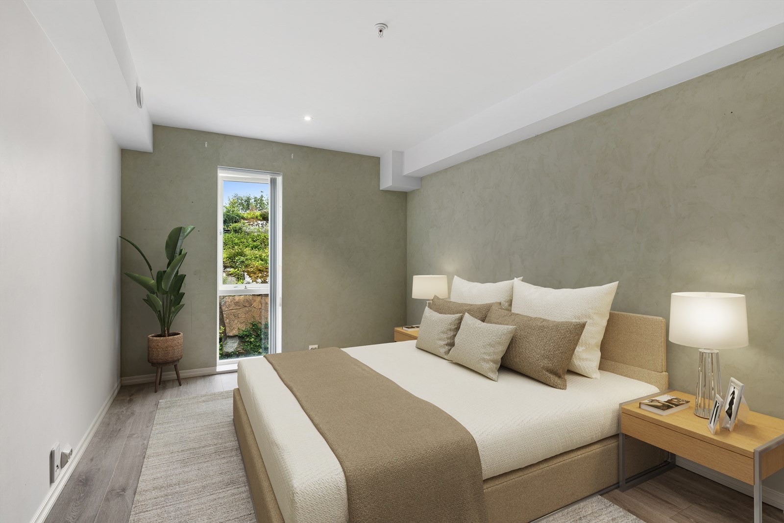 Soverommet fremstår lyst og innbydende, med en behagelig og lun farge på veggene som skaper en rolig og avslappende stemning. Galleribilde