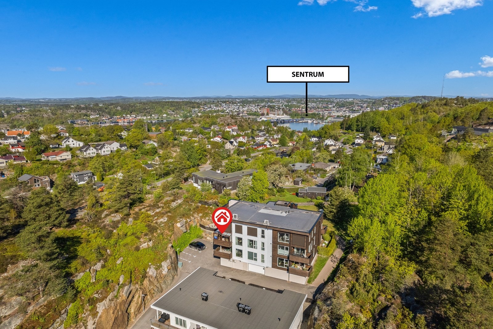 Leiligheten er en del av et moderne og stilrent bygg, og fra stuen har du direkte utgang til en flott, innglasset balkong. Galleribilde