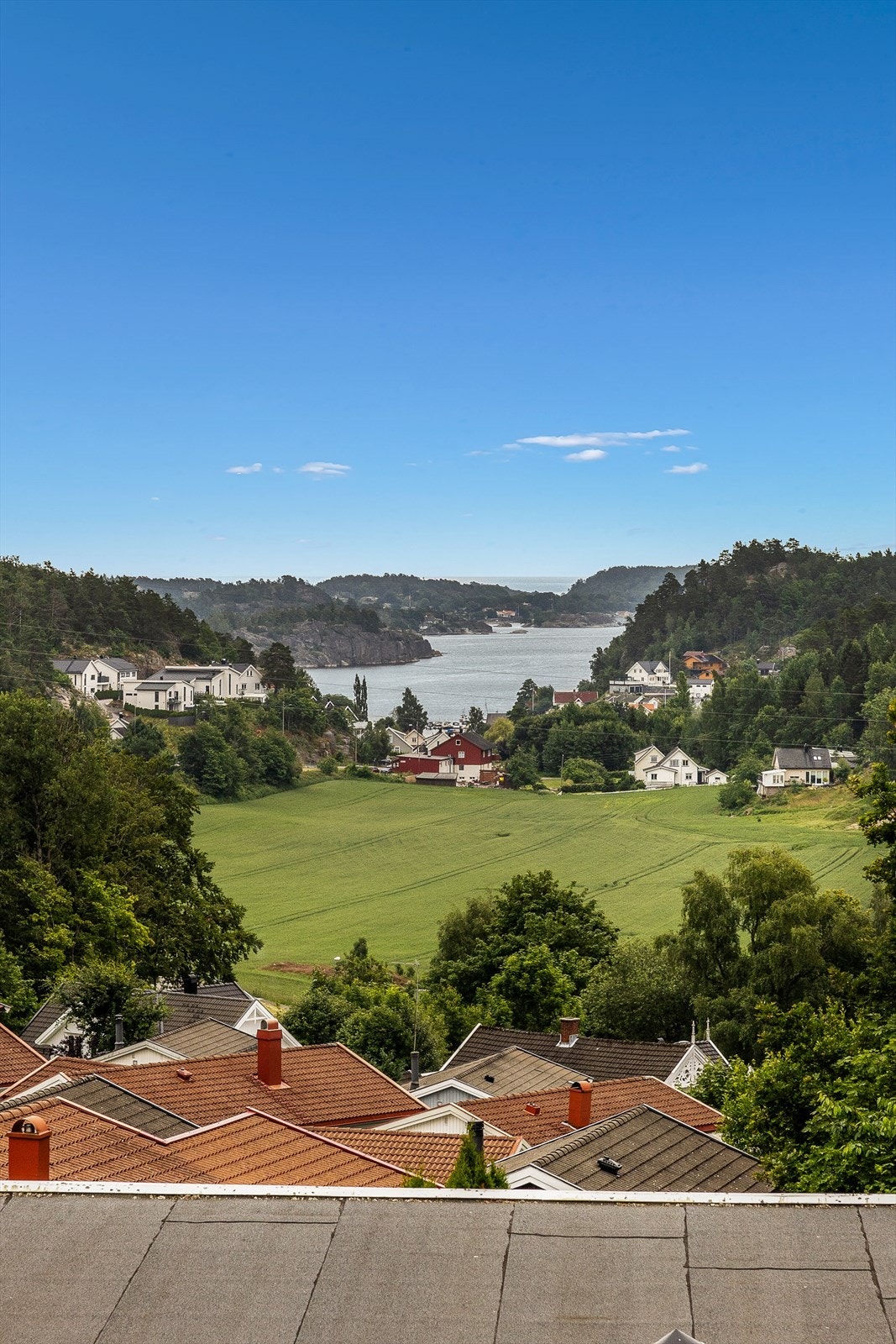 Stor vindusflate slipper inn godt med dagslys og lar deg nyte utsikten fra sengekanten. Galleribilde