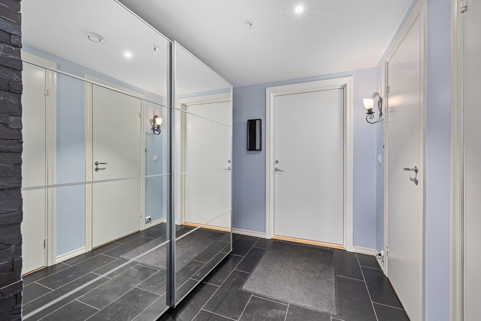 Her ønskes du velkommen inn i et lyst og innbydende førsteinntrykk av leiligheten. Galleribilde