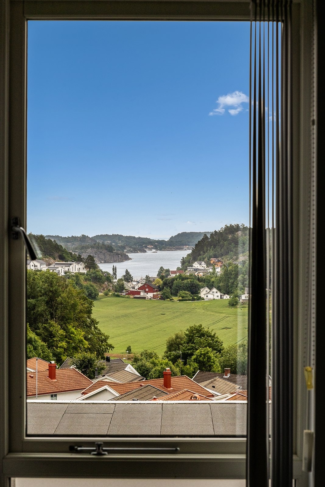 Hovedsoverommet kan skilte med en vakker utsikt mot sjøen - en rolig og inspirerende ramme som gjør det ekstra hyggelig å våkne her. Galleribilde