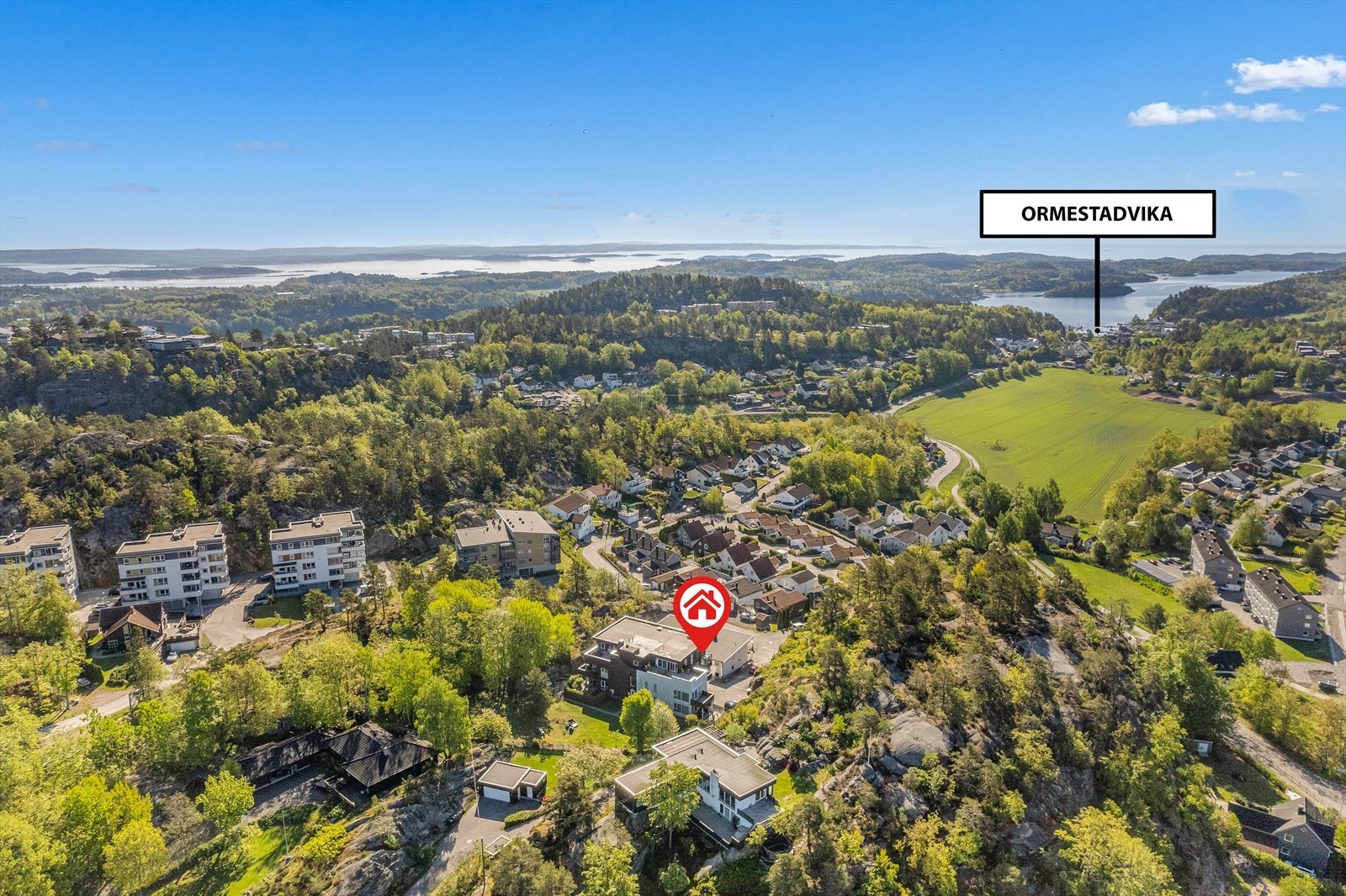 Leiligheten har en attraktiv beliggenhet med kort avstand til den idylliske badestranden i Ormestadvika. Her kan du nyte varme sommerdager ved vannet, med barnevennlig strand, svaberg og flotte badeforhold - perfekt for både små og store! Galleribilde